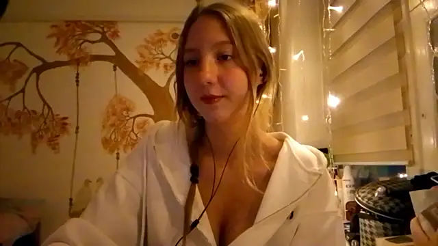 Snapshot of CarynFlaryn chatting on 10.13.25 CarynFlaryn online show from 10.13.25