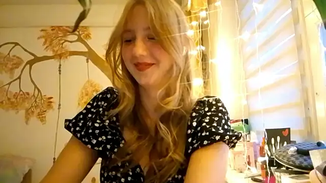 Snapshot of CarynFlaryn chatting on 10.15.25 CarynFlaryn online show from 10.15.25