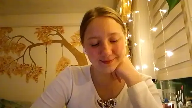 Snapshot of CarynFlaryn chatting on 10.25.25 CarynFlaryn online show from 10.25.25