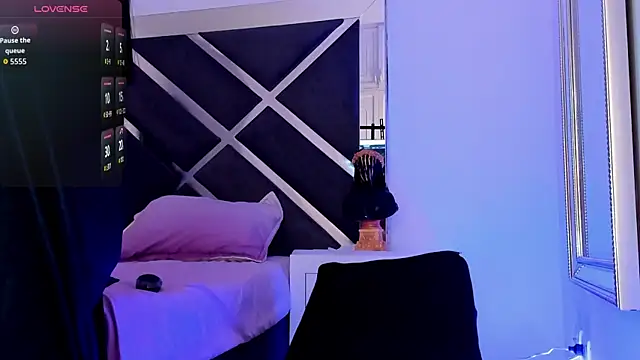 Snapshot of Neereth chatting on 10.08.25 Neereth online show from 10.08.25