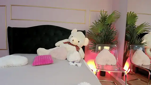 KirraWhite online show from 10.09.25