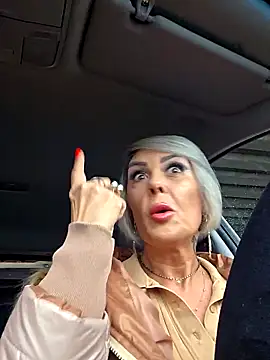 KirraWhite online show from 11.08.25