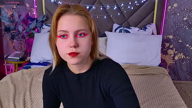 Snapshot of Stellahaart chatting on 09.30.25 Stellahaart online show from 09.30.25