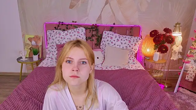 Snapshot of Stellahaart chatting on 10.08.25 Stellahaart online show from 10.08.25