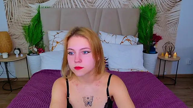 Snapshot of Stellahaart chatting on 10.13.25 Stellahaart online show from 10.13.25