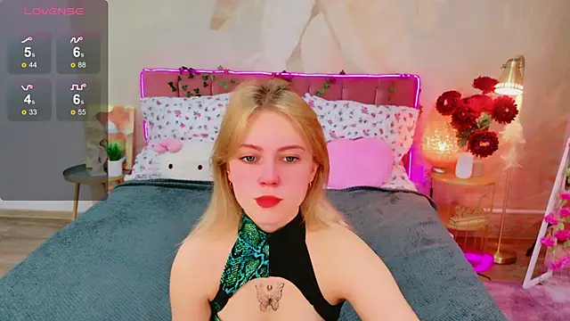 Snapshot of Stellahaart chatting on 10.17.25 Stellahaart online show from 10.17.25