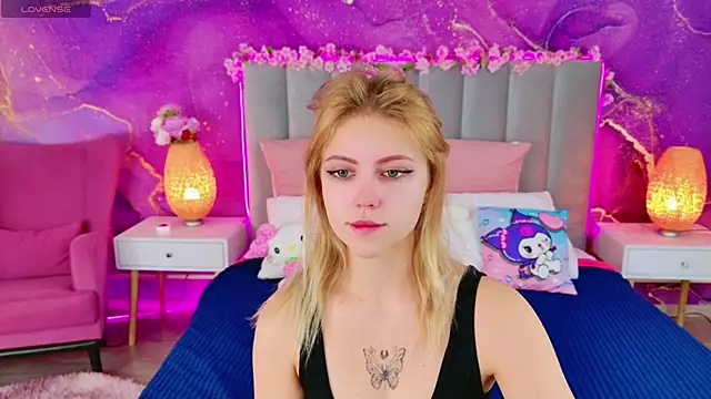 Snapshot of Stellahaart chatting on 10.21.25 Stellahaart online show from 10.21.25