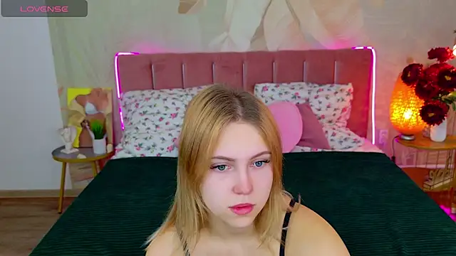 Snapshot of Stellahaart chatting on 11.24.25 Stellahaart online show from 11.24.25