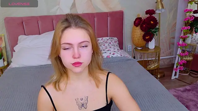 Snapshot of Stellahaart chatting on 11.26.25 Stellahaart online show from 11.26.25