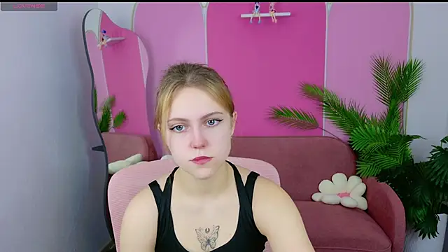 Snapshot of Stellahaart chatting on 11.27.25 Stellahaart online show from 11.27.25