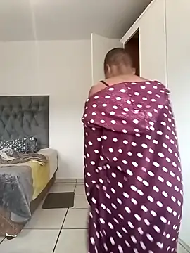 Snapshot of MissBubbles04 chatting on 10.18.25 MissBubbles04 online show from 10.18.25