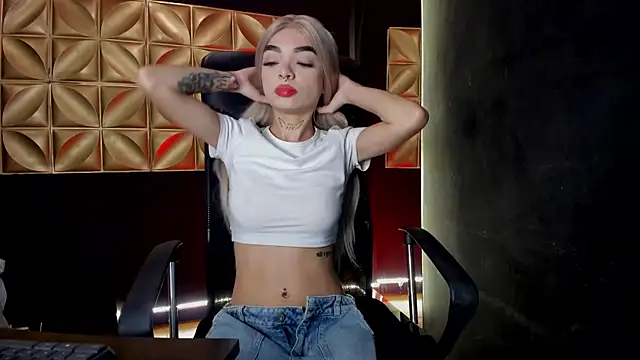 Snapshot of scarlettvelvet_ chatting on 11.21.25 scarlettvelvet online show from 11.21.25