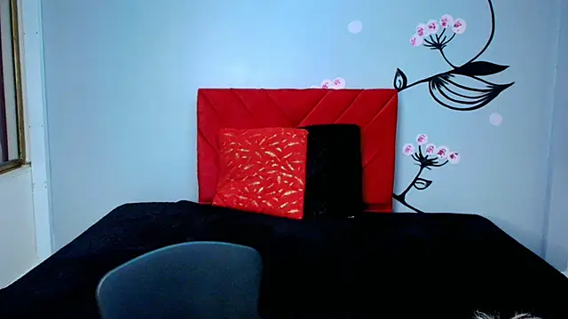 Snapshot of Charlotte__Gray chatting on 10.28.25 Charlotte Gray online show from 10.28.25