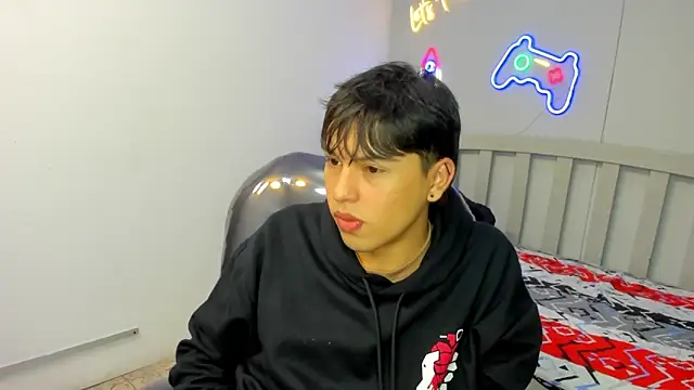 StiwenTwink online show from 10.24.25