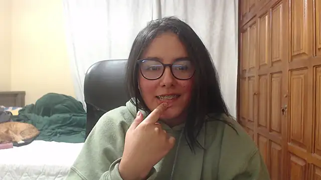 Snapshot of Venus_cat_ chatting on 04.17.26 Venus cat online show from 04.17.26