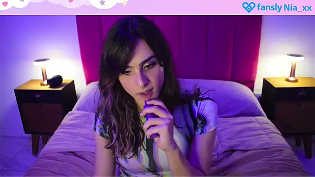 Snapshot of estrogen_nia chatting on 10.05.25 estrogen nia online show from 10.05.25