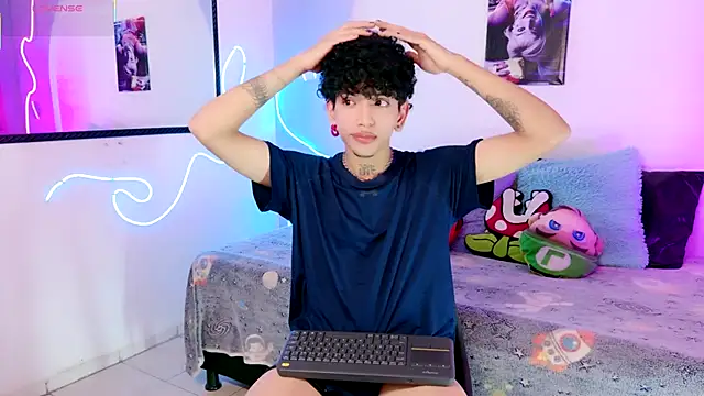 Snapshot of todoroki_g chatting on 10.19.25 todoroki g online show from 10.19.25