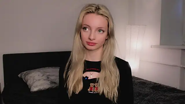 Snapshot of PocketDollX chatting on 10.02.25 PocketDollX online show from 10.02.25