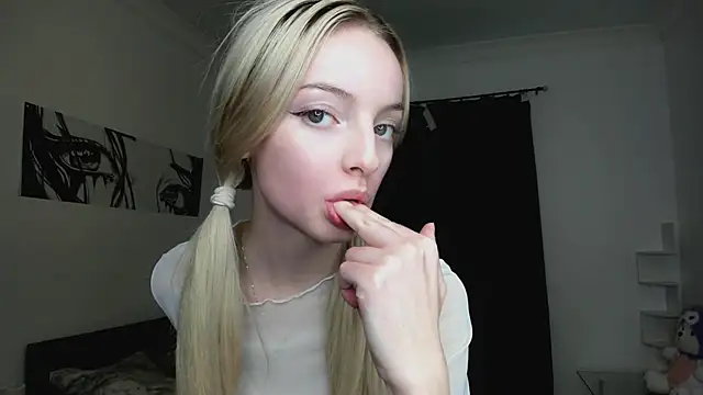 Snapshot of PocketDollX chatting on 10.23.25 PocketDollX online show from 10.23.25