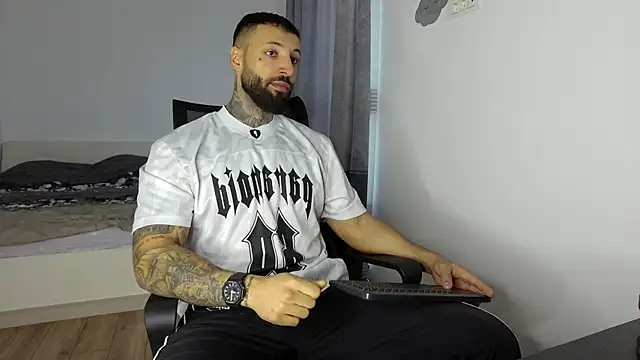 Snapshot of MasculineGuy99 chatting on 10.15.25 MasculineGuy99 online show from 10.15.25