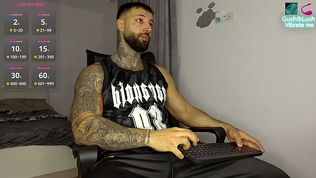 Snapshot of MasculineGuy99 chatting on 11.16.25 MasculineGuy99 online show from 11.16.25