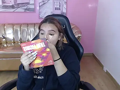 Snapshot of mia_foster_t chatting on 10.18.25 mia foster t online show from 10.18.25