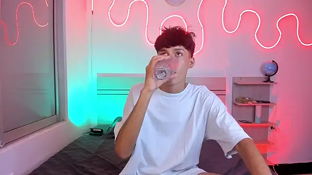 Snapshot of luccas_ferreira chatting on 11.08.25 luccas ferreira online show from 11.08.25