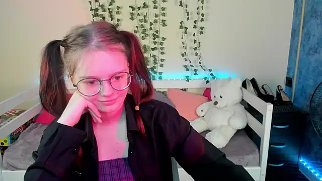 Snapshot of shy_elina01 chatting on 10.02.25 shy elina01 online show from 10.02.25