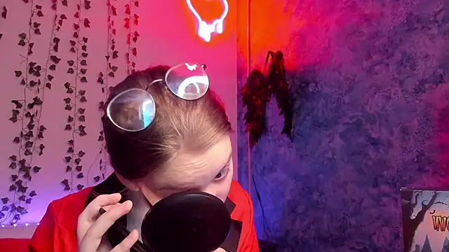 Snapshot of shy_elina01 chatting on 10.28.25 shy elina01 online show from 10.28.25