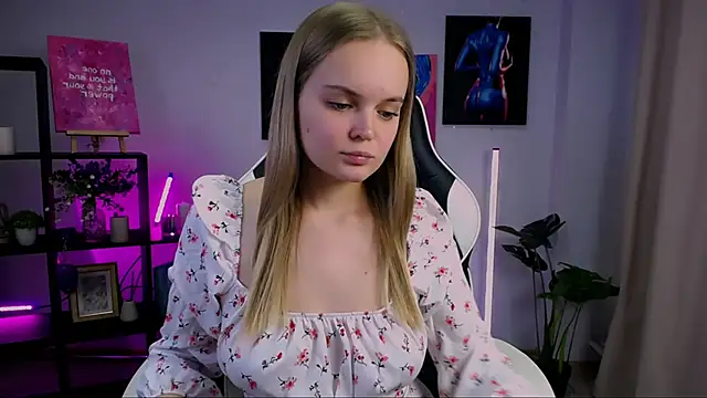 Snapshot of MargoBlonde chatting on 11.21.25 MargoBlonde online show from 11.21.25