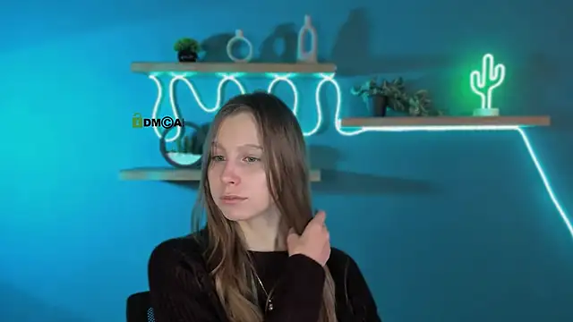 Snapshot of esme_moore_ chatting on 10.13.25 esme moore online show from 10.13.25