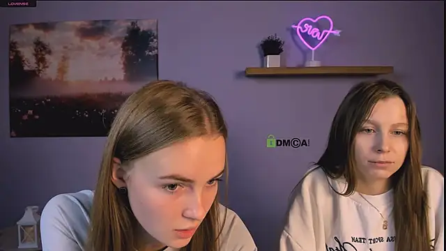 Snapshot of esme_moore_ chatting on 11.13.25 esme moore online show from 11.13.25