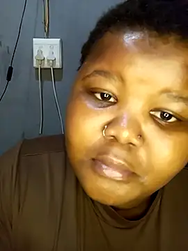 Snapshot of LadyBear2002 chatting on 10.11.25 LadyBear2002 online show from 10.11.25