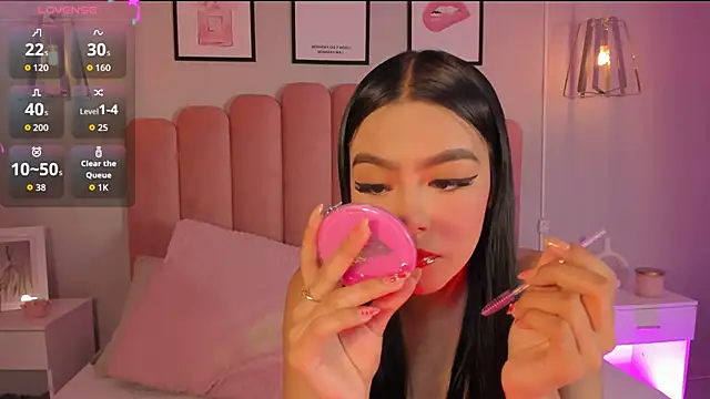 Snapshot of mara_swan_ chatting on 11.14.25 mara swan online show from 11.14.25