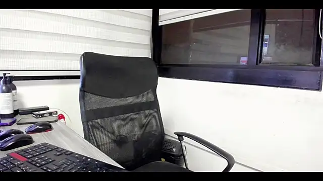 Snapshot of Xander_Taylor_ chatting on 10.24.25 Xander Taylor online show from 10.24.25