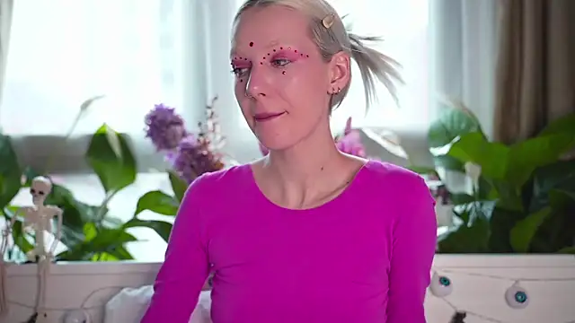 Snapshot of RanyThomson chatting on 10.28.25 RanyThomson online show from 10.28.25