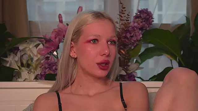 Snapshot of RanyThomson chatting on 11.29.25 RanyThomson online show from 11.29.25