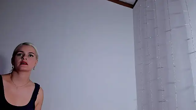 lili latina47 online show from 10.17.25