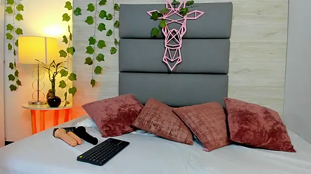 Snapshot of MarianaMiller1 chatting on 10.21.25 MarianaMiller1 online show from 10.21.25