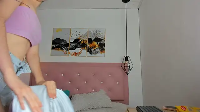 Snapshot of kiara_and_christy chatting on 10.06.25 kiara and christy online show from 10.06.25