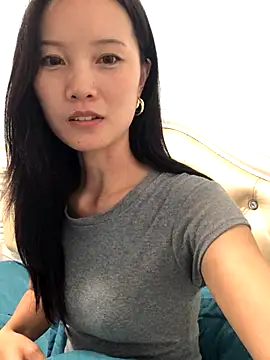 Snapshot of Mile-m chatting on 10.20.25 Mile-m online show from 10.20.25