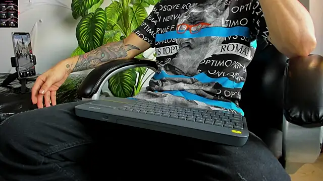 Snapshot of 2_fire chatting on 11.01.25 2 fire online show from 11.01.25