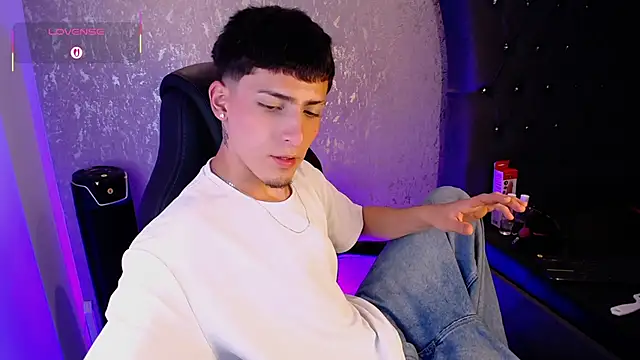 Snapshot of MateoMitchell chatting on 12.14.25 MateoMitchell online show from 12.14.25