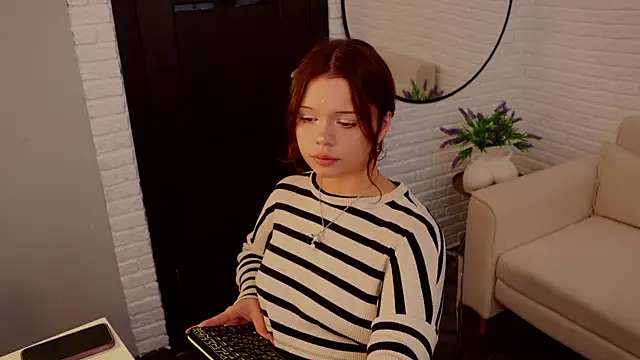 Snapshot of Sarah_babyyy chatting on 10.06.25 Sarah babyyy online show from 10.06.25