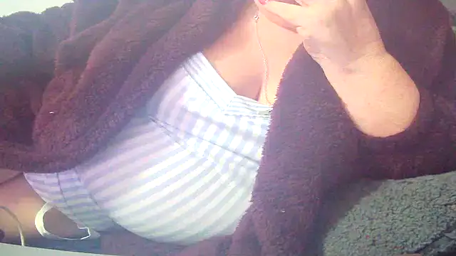 Playful MILF Demi online show from 03.04.26