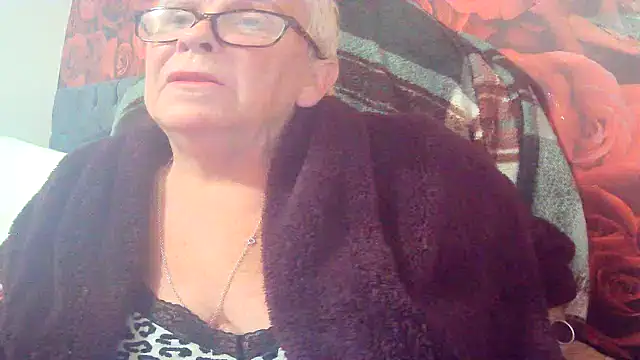 Snapshot of Playful_MILF_Demi chatting on 06.03.26 Playful MILF Demi online show from 06.03.26
