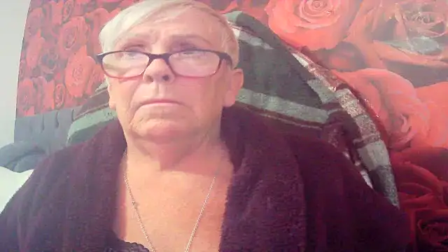 Snapshot of Playful_MILF_Demi chatting on 06.08.26 Playful MILF Demi online show from 06.08.26