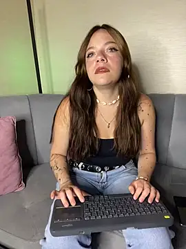 Snapshot of Emmily_pink chatting on 10.08.25 Emmily pink online show from 10.08.25