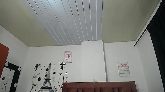 Snapshot of vauroraper chatting on 10.28.25 vauroraper online show from 10.28.25