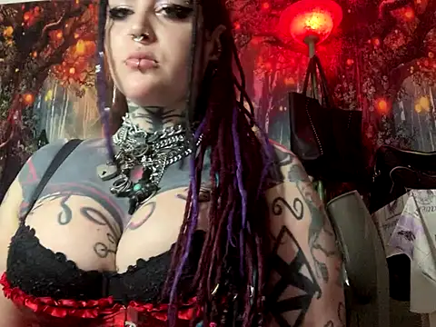 Snapshot of nyxvelon chatting on 10.21.25 nyxvelon online show from 10.21.25